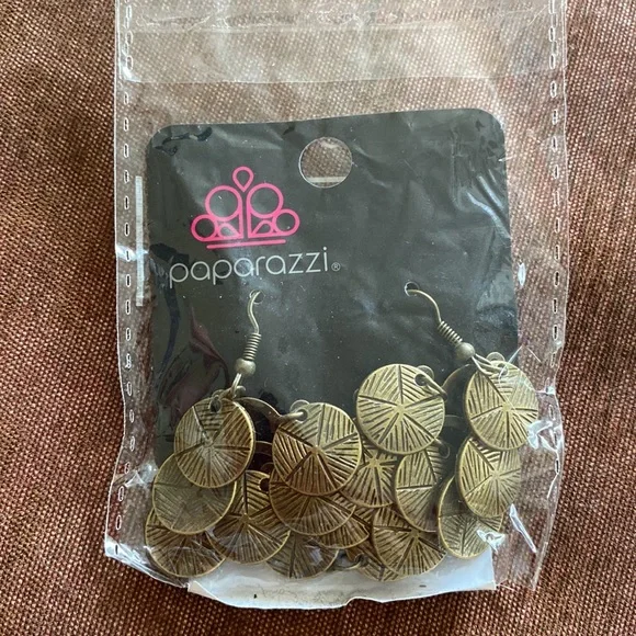 🌟3/$15 🆕Paparazzi: How CHIME Flies-Brass Earrings NWT - Picture 3 of 3
